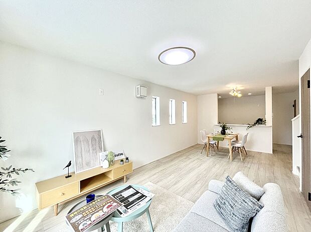 ご家族の賑やかな話し声で包まれる明るいリビング