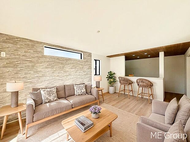 ご家族の賑やかな話し声で包まれる明るいリビング ※家具はCGです