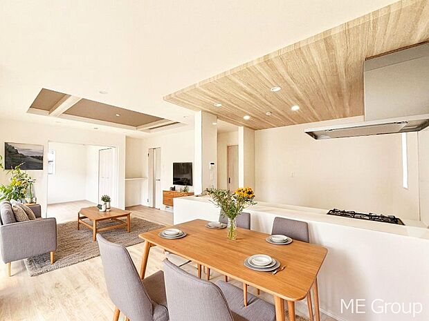 お洒落で開放感のある折り上げ天井を採用したリビング※家具はCGです