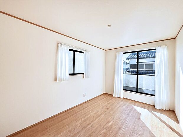 バルコニーが開放感をプラスしてくれる洋室