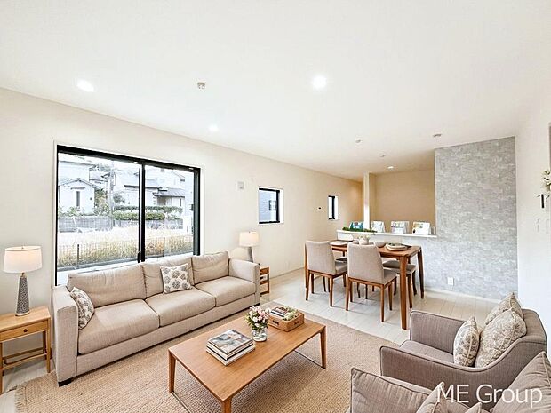 家族の和やかな会話が聞こえてきそう。開放感のあるリビングです。※家具はCGです  