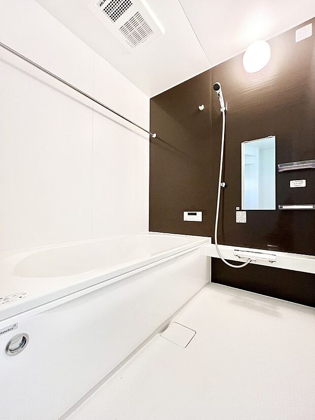 落ち着いた雰囲気でゆっくりお寛ぎいただけるバスルーム