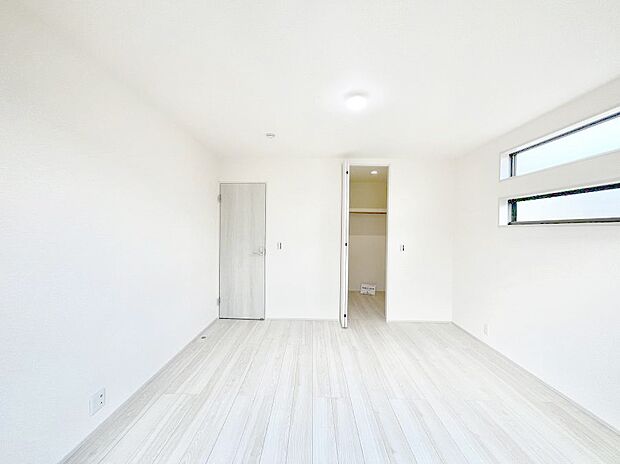 ウォークインクローゼットがあるお部屋!季節ごとの入れ替えも不要で便利です。