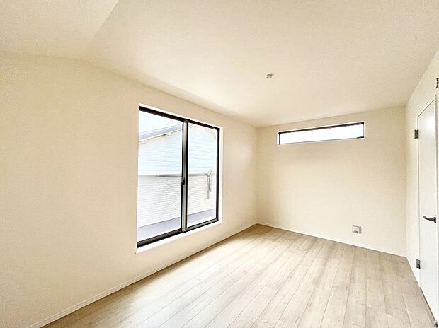 バルコニーが開放感をプラスしてくれる洋室