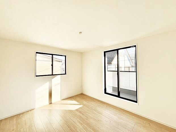 バルコニーが開放感をプラスしてくれる洋室