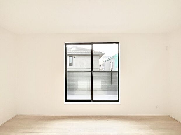 バルコニーが開放感をプラスしてくれる洋室