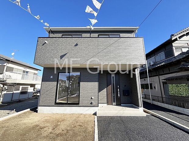 開放感溢れる広々リビングで家族団らんが楽しめるマイホーム