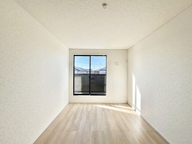 バルコニーが開放感をプラスしてくれる洋室