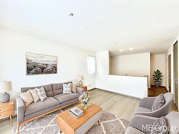 ご家族の賑やかな話し声で包まれる明るいリビング  ※家具はCGです