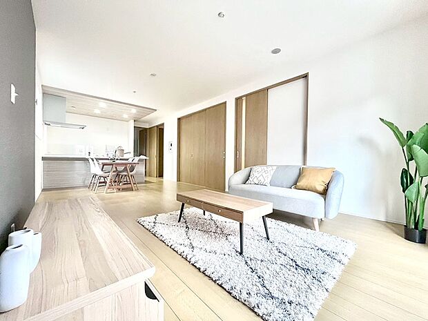 ご家族の賑やかな話し声で包まれる明るいリビング