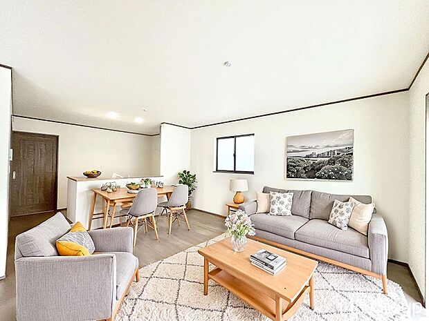 ご家族の賑やかな話し声で包まれる明るいリビング  ※家具はCGです