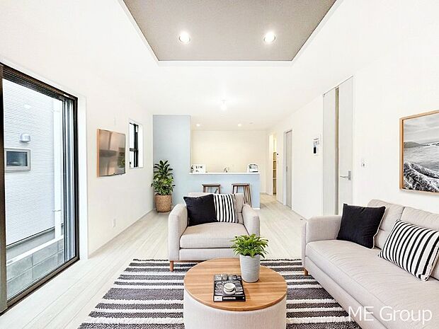 家族の和やかな会話が聞こえてきそう。開放感のあるリビングです。※家具はCGです  