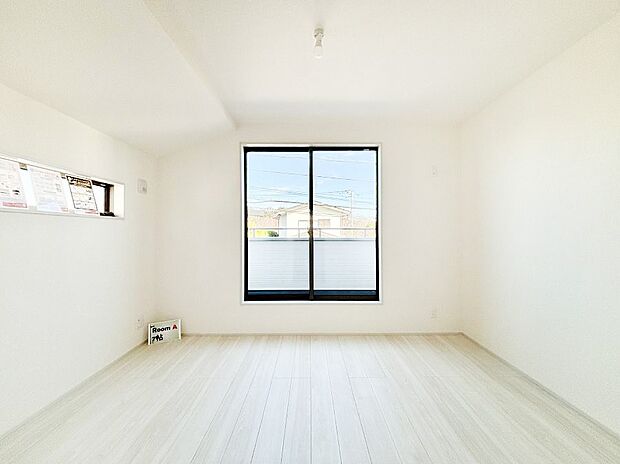 バルコニーが開放感をプラスしてくれる洋室