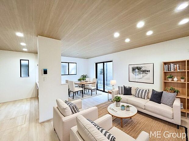 ご家族の賑やかな話し声で包まれる明るいリビング ※家具はCGです