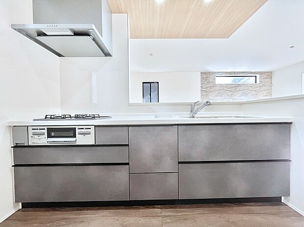 リビングを見渡せる人気のカウンターキッチン。 家族を見守りながら家事をすることができます。