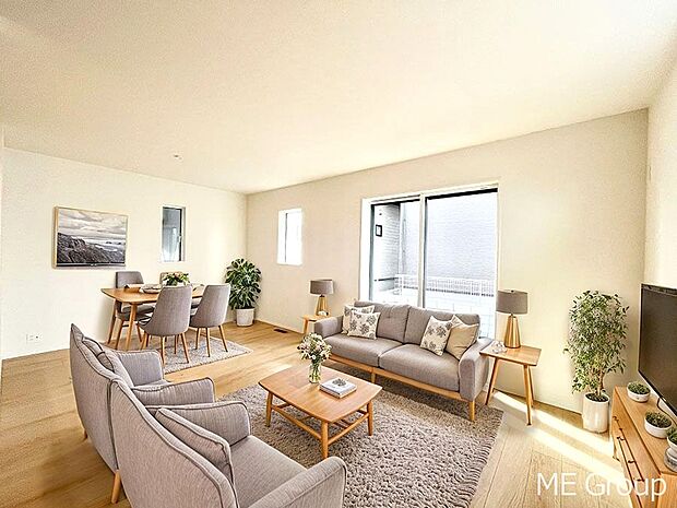 ご家族の賑やかな話し声で包まれる明るいリビング ※家具はCGです