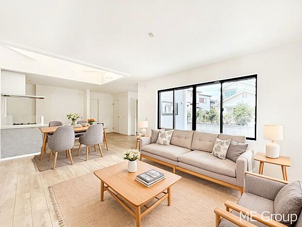 大きな窓からたっぷりの陽光と風を感じられるリビング※家具はCGです