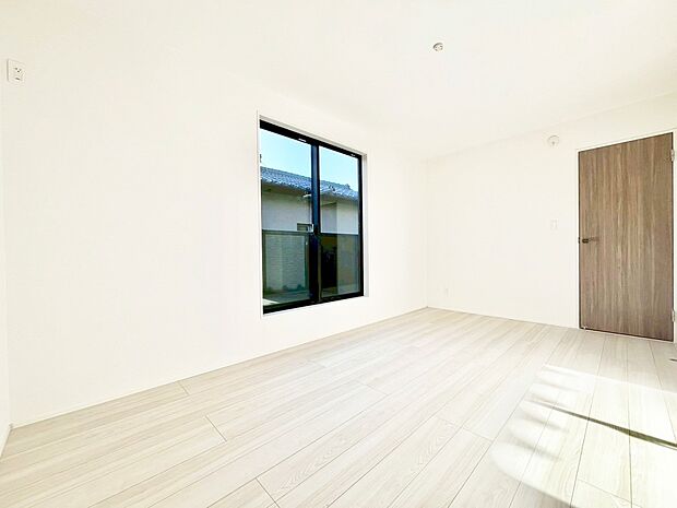 バルコニーが開放感をプラスしてくれる洋室