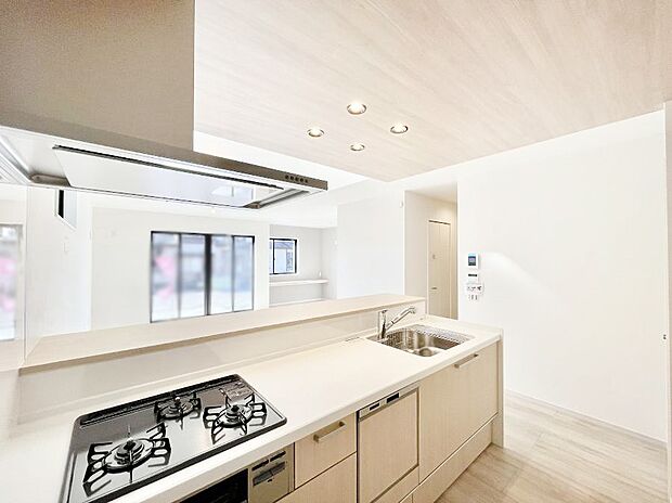 料理をしながらでもご家族との会話を楽しめる対面キッチン