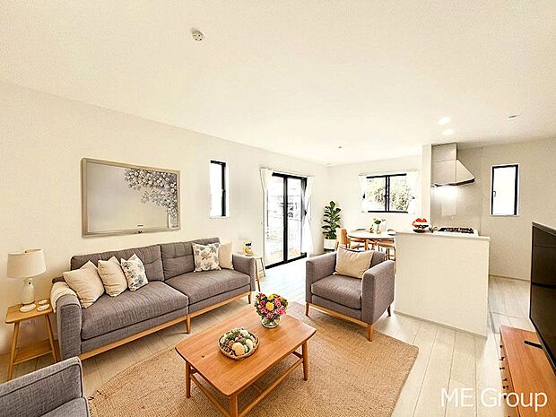 ご家族の賑やかな話し声で包まれる明るいリビング ※家具はCGです