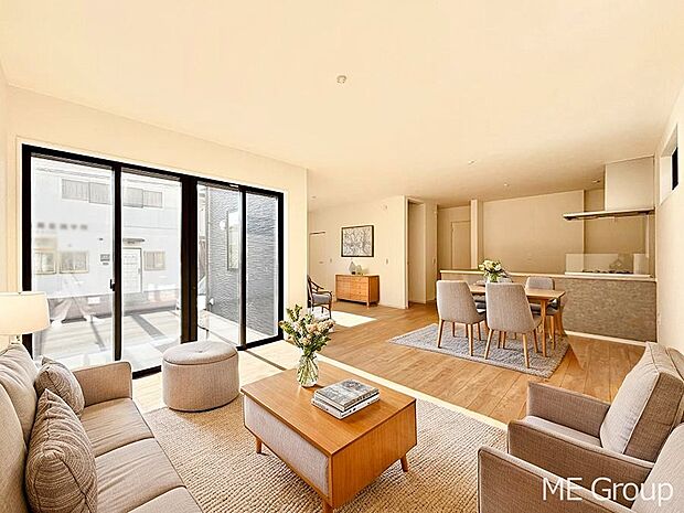 ご家族の賑やかな話し声で包まれる明るいリビング  ※家具はCGです　