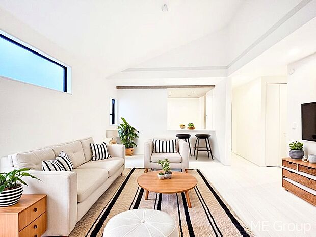 ゆとりある広さが嬉しいリビングは家族みんなの憩いの空間です　※家具はCGです