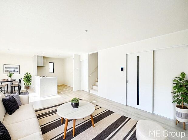 ご家族の賑やかな話し声で包まれる明るいリビング  ※家具はCGです