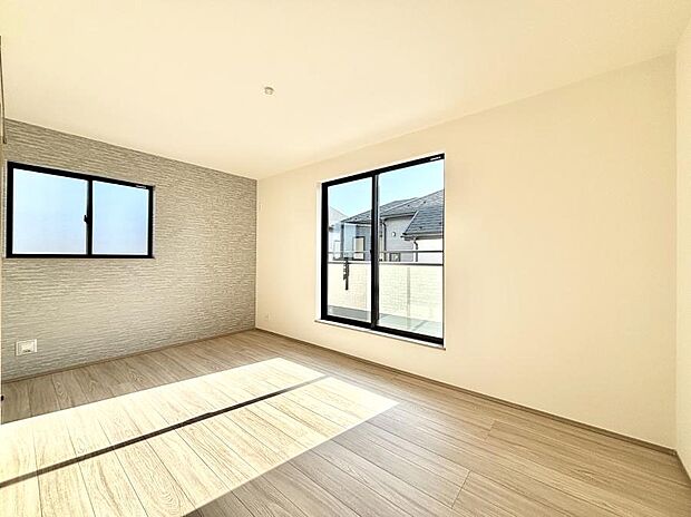 バルコニーが開放感をプラスしてくれる洋室