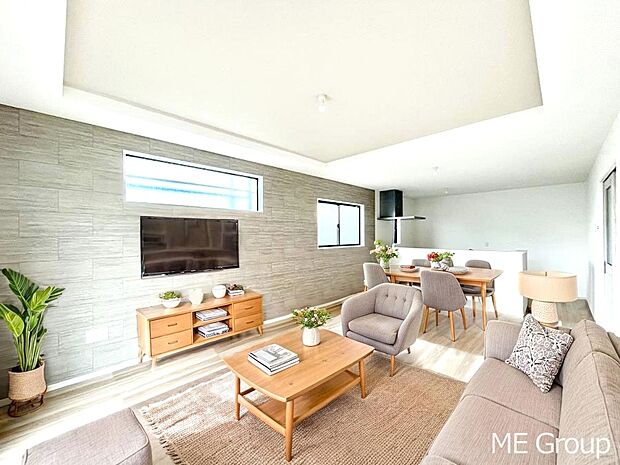 ご家族の賑やかな話し声で包まれる明るいリビング  ※家具はCGです