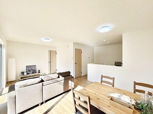 ご家族の賑やかな話し声で包まれる明るいリビング　