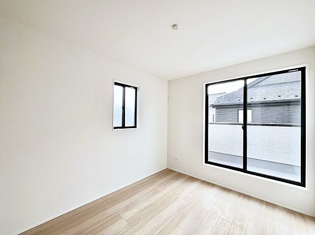 バルコニーが開放感をプラスしてくれる洋室