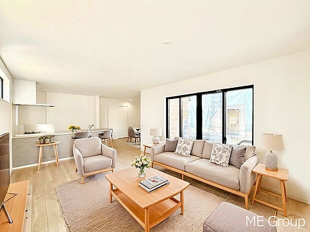 ご家族の賑やかな話し声で包まれる明るいリビング  ※家具はCGです　