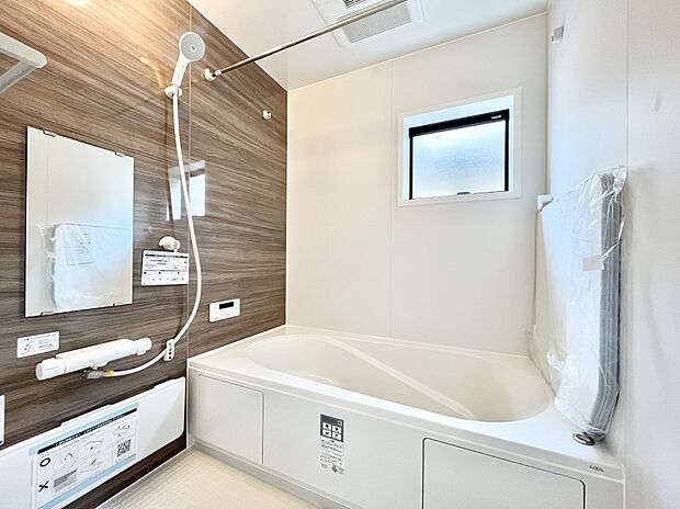 一日の疲れを癒してくれる明るい清潔感のあるバスルーム　