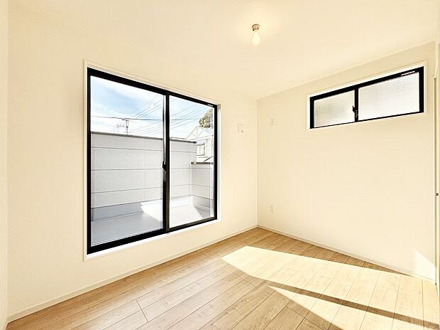 窓からのやさしい光が心地よいプライベートルーム