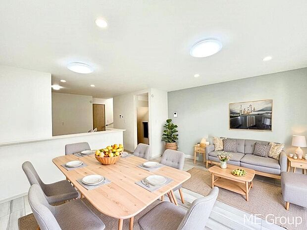 ご家族の賑やかな話し声で包まれる明るいリビング  ※家具はCGです