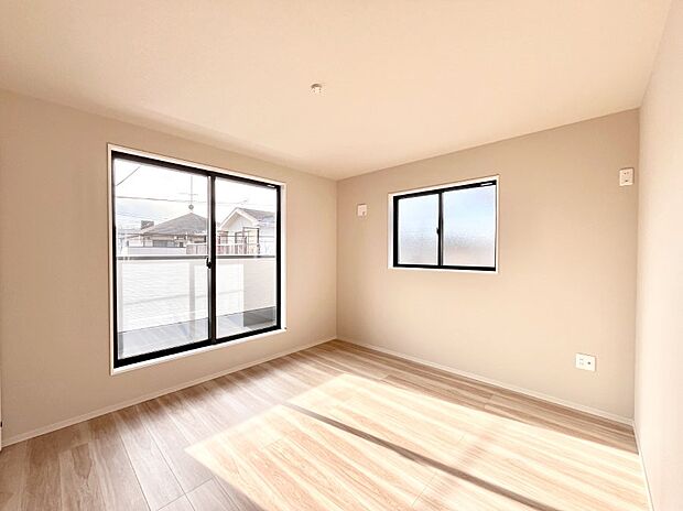 明るいバルコニーサイドに洋室を設置。目覚めの良い寝室に。