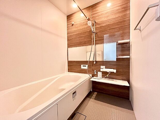 落ち着いた雰囲気でゆっくりお寛ぎいただけるバスルーム。