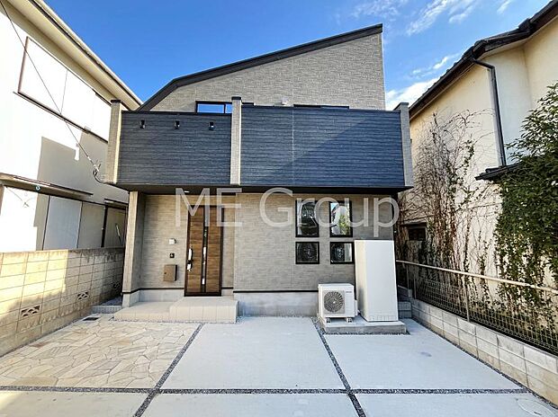 アクセントカラーがオシャレなシンプルモダンスタイル。