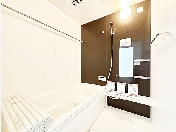 一日の疲れを癒してくれる明るい清潔感のあるバスルーム