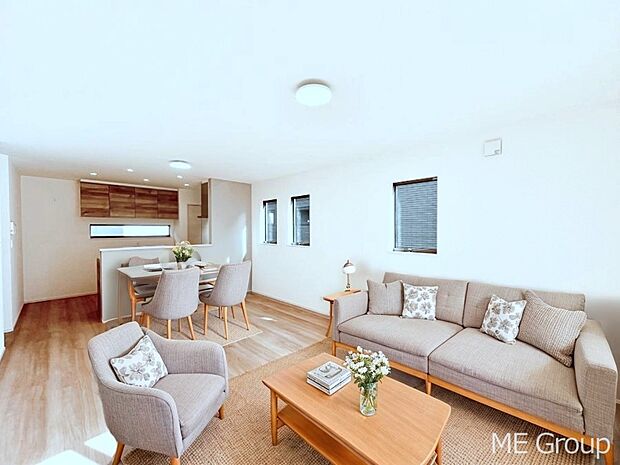 ご家族の賑やかな話し声で包まれる明るいリビング ※家具はCGです