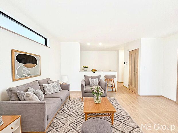 家族の和やかな会話が聞こえてきそう。開放感のあるリビングです。※家具はCGです