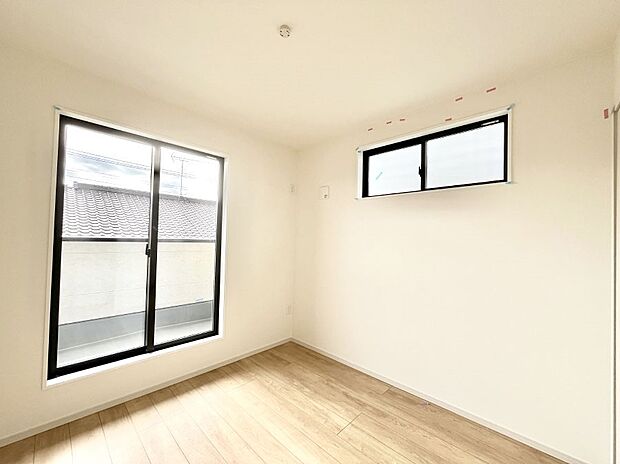 バルコニーが開放感をプラスしてくれる洋室