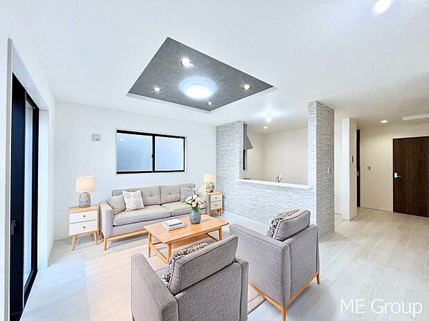 ご家族の賑やかな話し声で包まれる明るいリビング  ※家具はCGです