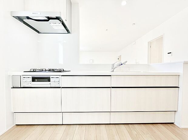 システムキッチンはシンプルでスッキリした飽きの来ないデザインなので永く使えそう!