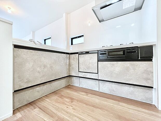 L字型だと料理するスペースも広々と使えます。コンパクトに動けてお料理ラクラク。  