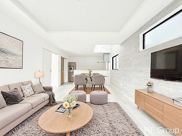 ご家族の賑やかな話し声で包まれる明るいリビング  ※家具はCGです　