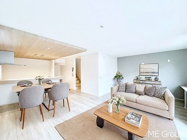 落ち着いた雰囲気のLDKは家族みんなの快適空間 ※家具はCGです