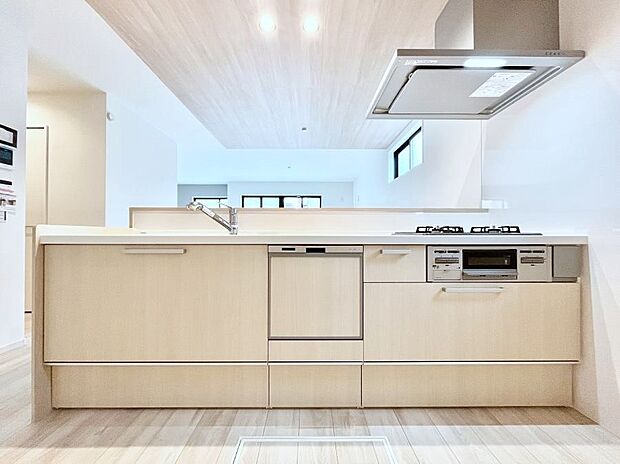 手洗いよりも衛生的で省エネにもなる食洗機標準装備♪