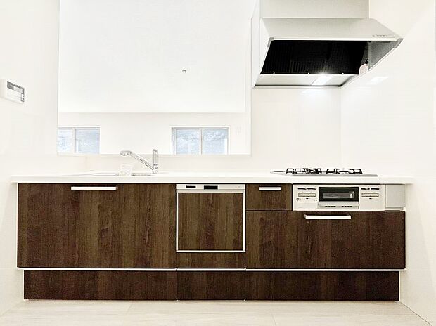 システムキッチンはシンプルでスッキリした飽きの来ないデザインなので永く使えそう！