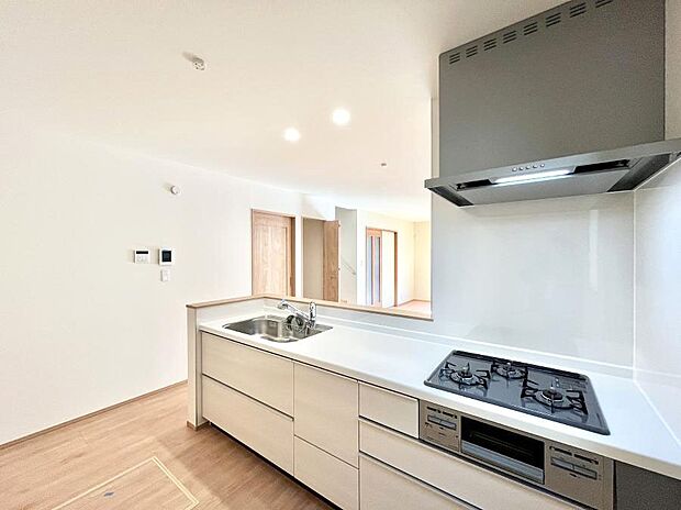 料理をしながらでもご家族との会話を楽しめる対面キッチン